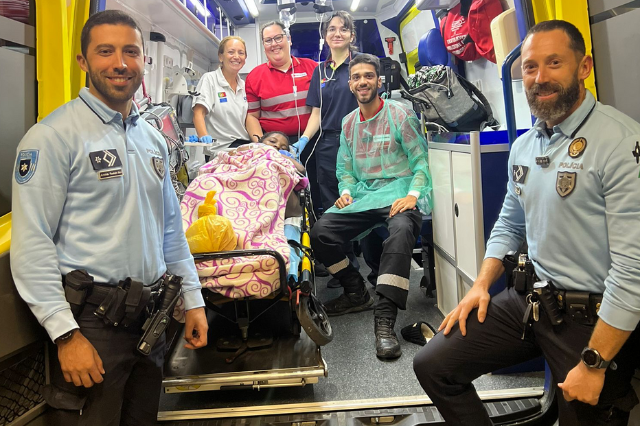 Equipa de emergência presta auxílio a pacientes em ambulância