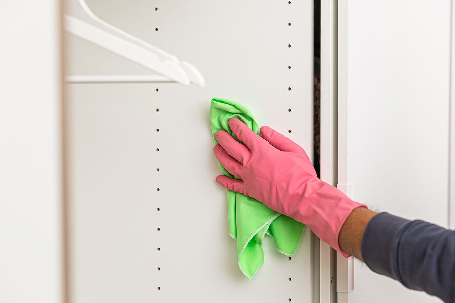Limpeza do armário com produtos de limpeza Mercadona para mudança de estação