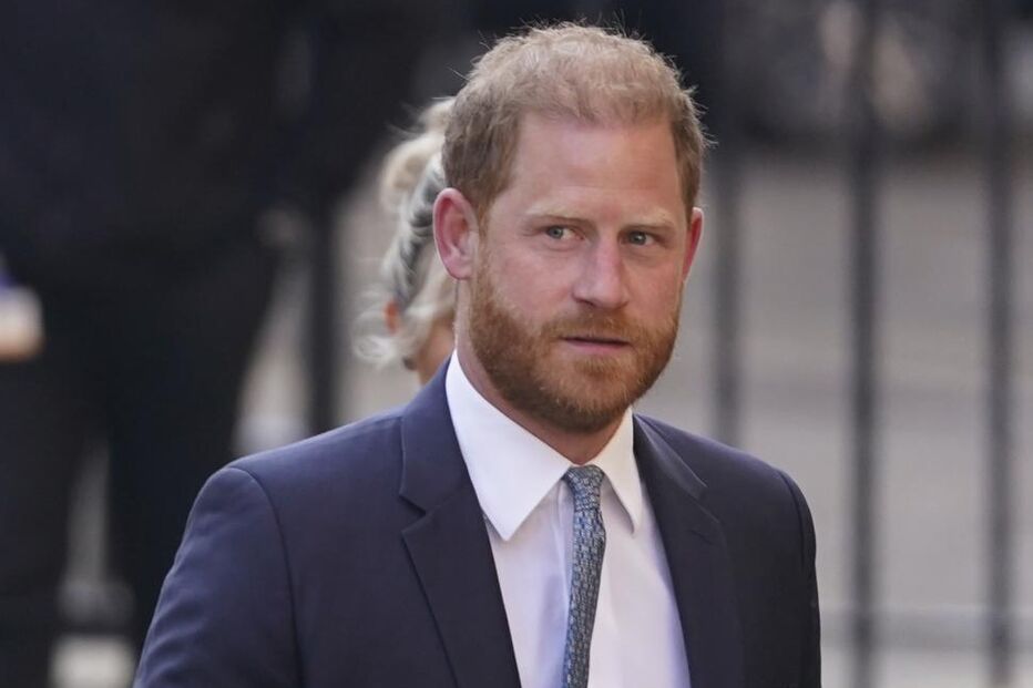 O príncipe Harry num fato azul-escuro e camisa branca