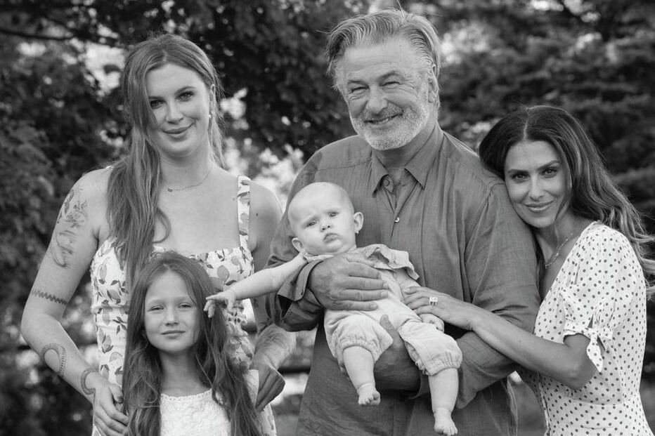 Alec Baldwin com família e namorado da filha em Portugal