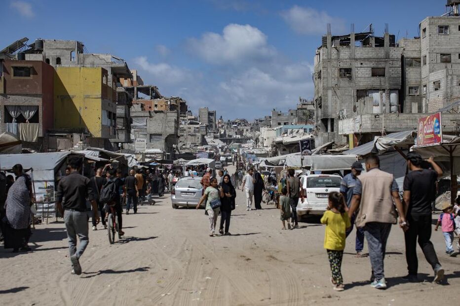 Hamas pondera plano de paz em Gaza, com edifícios destruídos visíveis