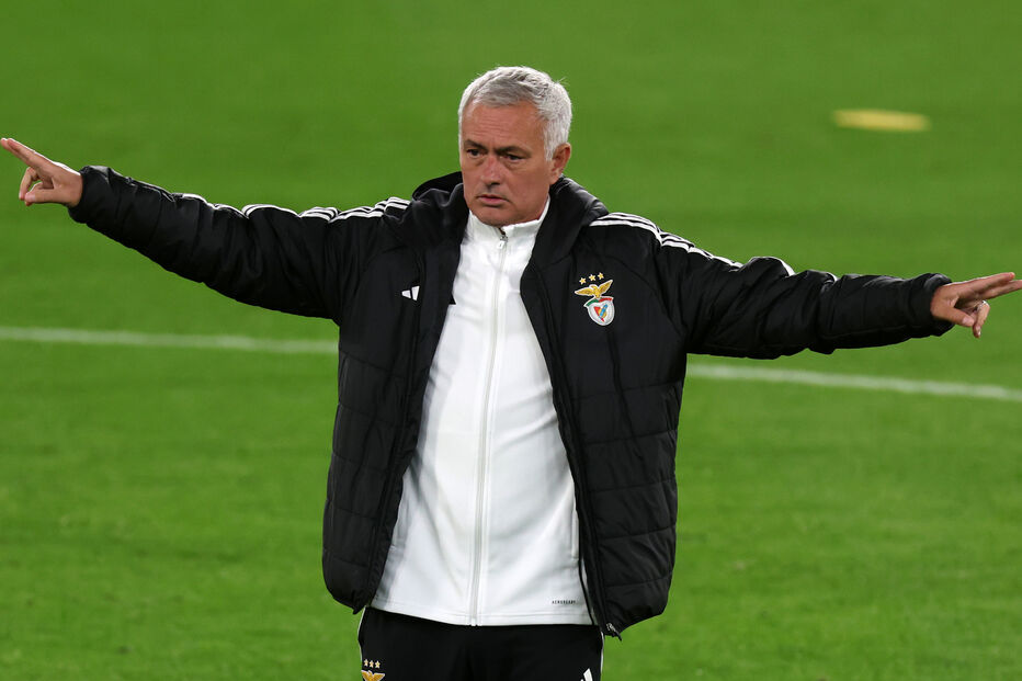 Mourinho a orientar o treino do Benfica