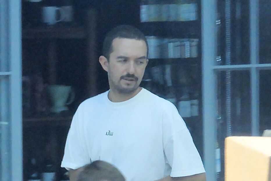 Manuel Santana Lopes trabalha como empregado de mesa no ULU, em Cascais