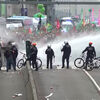 <![CDATA[ Polícia belga usa canhões de água para dispersar manifestantes  ]]>