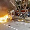 <![CDATA[ Vidros partidos e caixotes de lixo incendiados: Confrontos violentos em Barcelona durante protestos de apoio à Palestina   ]]>