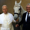 <![CDATA[ Papa Leão XIV recebe cavalo árabe puro-sangue   ]]>