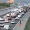 <![CDATA[ Colisão de camião com um painel informativo provoca fila de trânsito de quase 10 quilómetros na A1 ]]>