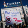 <![CDATA[ Centenas de norte-americanos juntam-se em Espanha em protesto contra Donald Trump ]]>