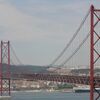 <![CDATA[ Dois feridos em colisão de quatro carros na Ponte 25 de Abril ]]>