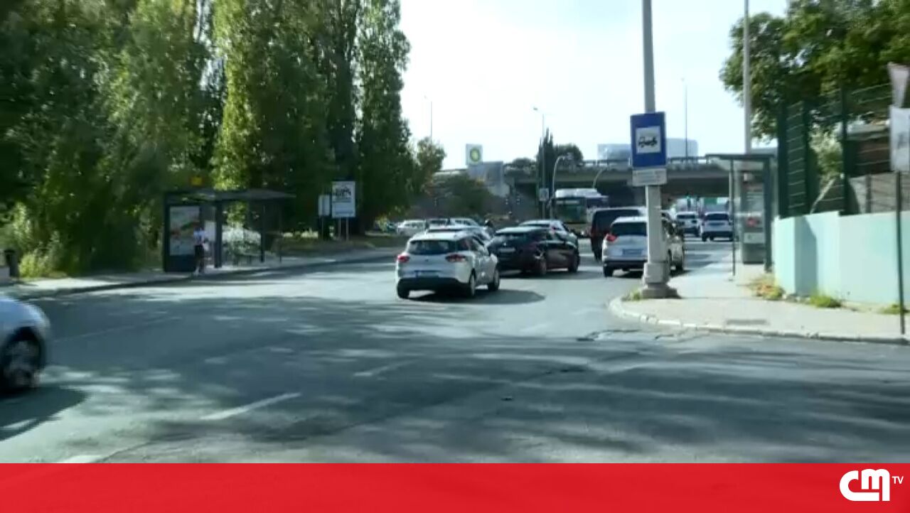 Tragic Collision in Lisbon: Man Dies After Car Crashes with Two Garbage Trucks, City Council Launches Internal Investigation