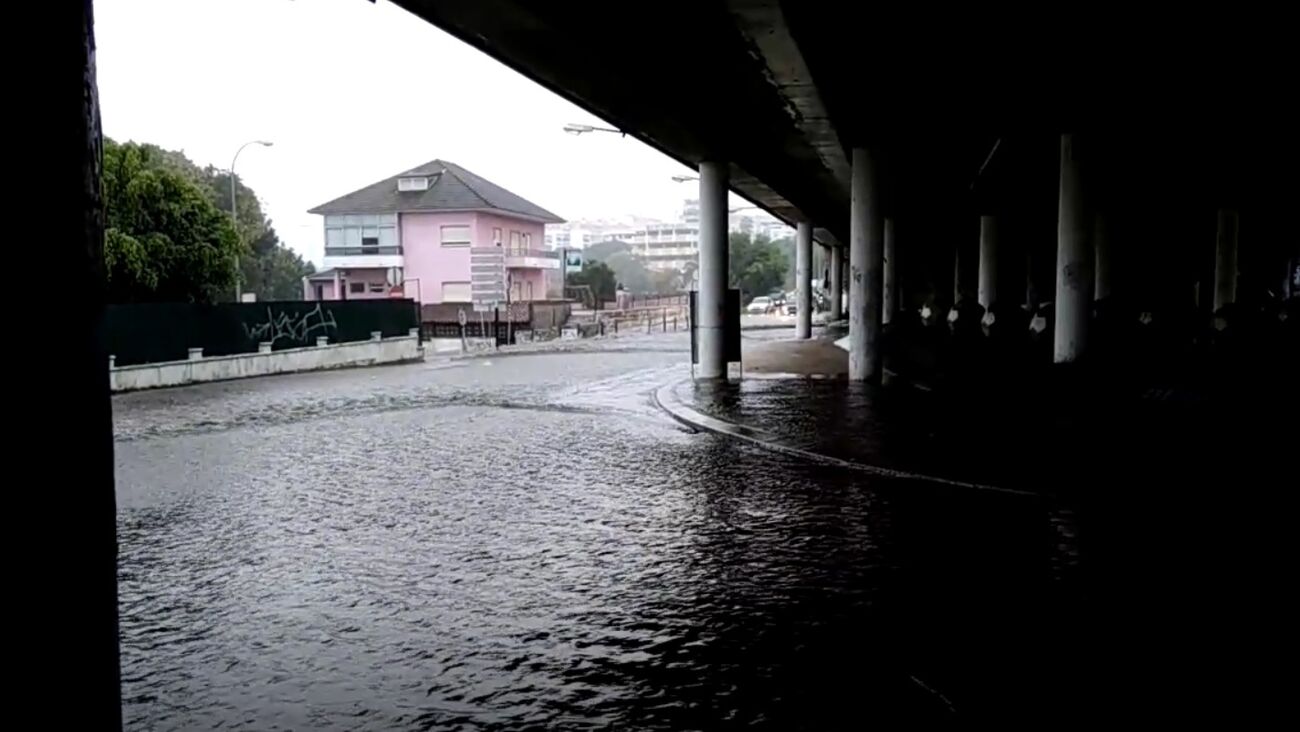 Inundações na rotunda da Tercena, em Oeiras, são frequentes (imagem de novembro de 2018