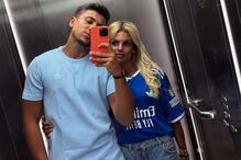 Casal faz selfie num elevador, a mulher veste uma camisola do Real Madrid