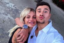 Um homem e uma mulher tiram uma selfie num parque