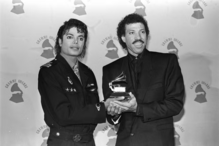Michael Jackson e Lionel Richie com um Grammy