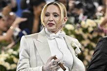Madonna, em Paris, assiste à Semana de Moda com visual elegante