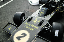 Lotus 72 D imortalizado na decoração preta e dourada