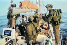 Militares a bordo de um dos navios