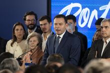 Luís Montenegro surge num evento público com familiares e apoiantes