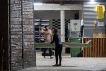 Surfistas transportam prancha na Nazaré
