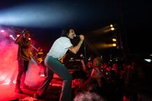Concerto com banda em palco e público animado