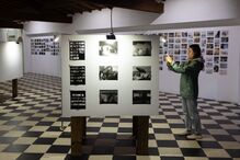 Visita a uma exposição de fotografia com várias obras expostas