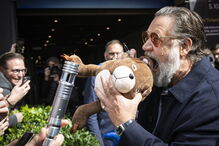 Russell Crowe surge com um urso de peluche e mostra a sua transformação física
