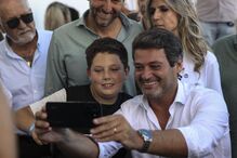 Luís Montenegro tira selfie com apoiantes em dia de campanha eleitoral