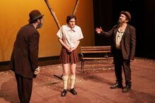 Atrizes e atores atuam numa peça teatral.
