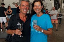 Pessoas reunidas num evento com camisolas de apoio a Xavi contra o cancro