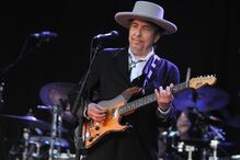 Bob Dylan atua com guitarra após vencer o Prémio Nobel da Literatura