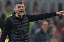 Sérgio Conceição dá instruções aos jogadores do Milan