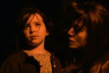 Retrato de uma mulher e uma criança com pouca luz