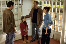 Uma família reunida junto a uma porta envidraçada