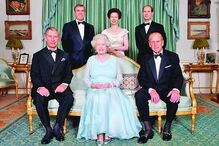 Retrato da família real britânica com a rainha Elizabeth II e o príncipe Philip