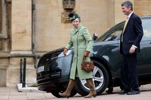 A Princesa Anne chega a um evento com um fato verde e um chapéu a condizer