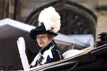 A Princesa Ana num coche acena com luva branca