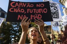 Cerca de 200 jovens manifestam-se pelo fim ao fóssil em Lisboa