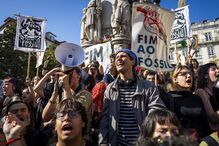 Cerca de 200 jovens manifestam-se pelo fim ao fóssil em Lisboa