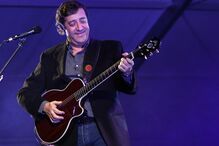 Rui Veloso, 68 anos, toca guitarra na exposição 'Uma vida em 45 voltas' no Arrábida Shopping