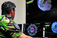 Militar no Centro de Operações Espaciais da Força Aérea 