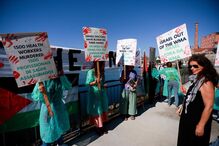 Manifestantes protestam contra médicos israelitas no Porto