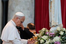 Papa Francisco oferece Rosa de Ouro à imagem de Nossa Senhora de Fátima, no Vaticano