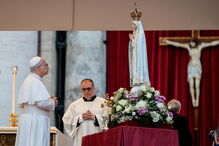 Papa oferece rosa de ouro à imagem de Nossa Senhora de Fátima no Vaticano