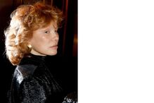 Pamela Anderson surge com cabelo ruivo e visual moderno na Semana da Moda de Paris