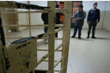 Visita sem uma perna mete telemóveis nas cadeias