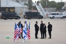 Donald Trump recebido por Benjamin Netanyahu à chegada a Israel