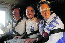 Reféns foram entregues à Cruz Vermelha e levados de helicóptero para Israel, onde foram recebidos com alívio e emoção pelos familiares 