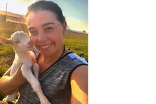 Catarina Manique surge com cabrito ao colo