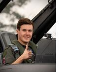 Piloto sorri dentro da cabine de um caça