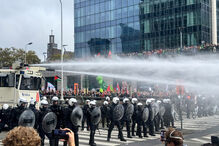 Bruxelas: Protesto contra medidas de austeridade termina com confrontos entre polícia e manifestantes.
